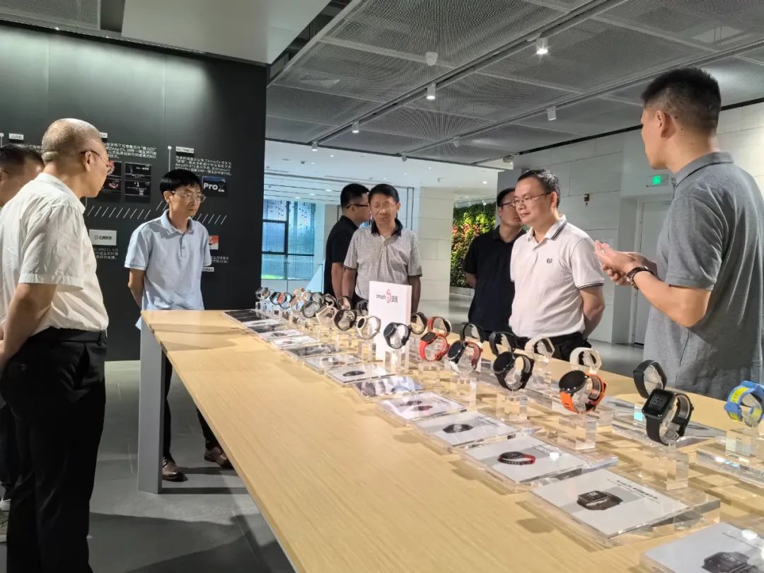 調(diào)研組在華米科技參觀.jpg 調(diào)研組在華米科技參觀.jpg